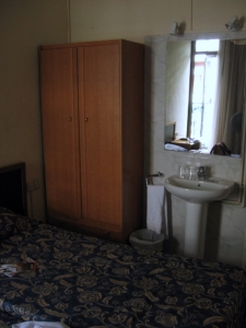 Pokoj v hotelu Céntric. Většinu plochy místnosti zabírala postel.